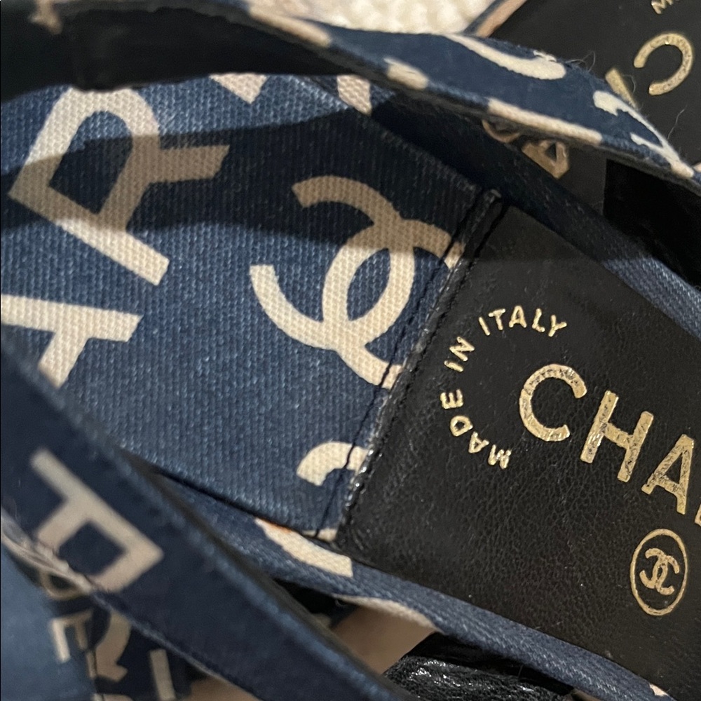 CHANEL Dark Blue and White Heels - Picture 3 of 13